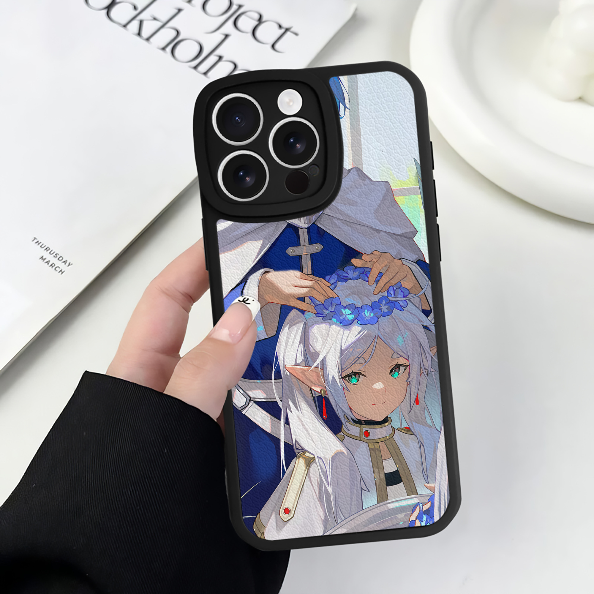 （画像用） 葬送のフリーレン Frieren 【iPhone 16シリーズ対応】シリコンスマホケース（レザー調） 材質：シリコン